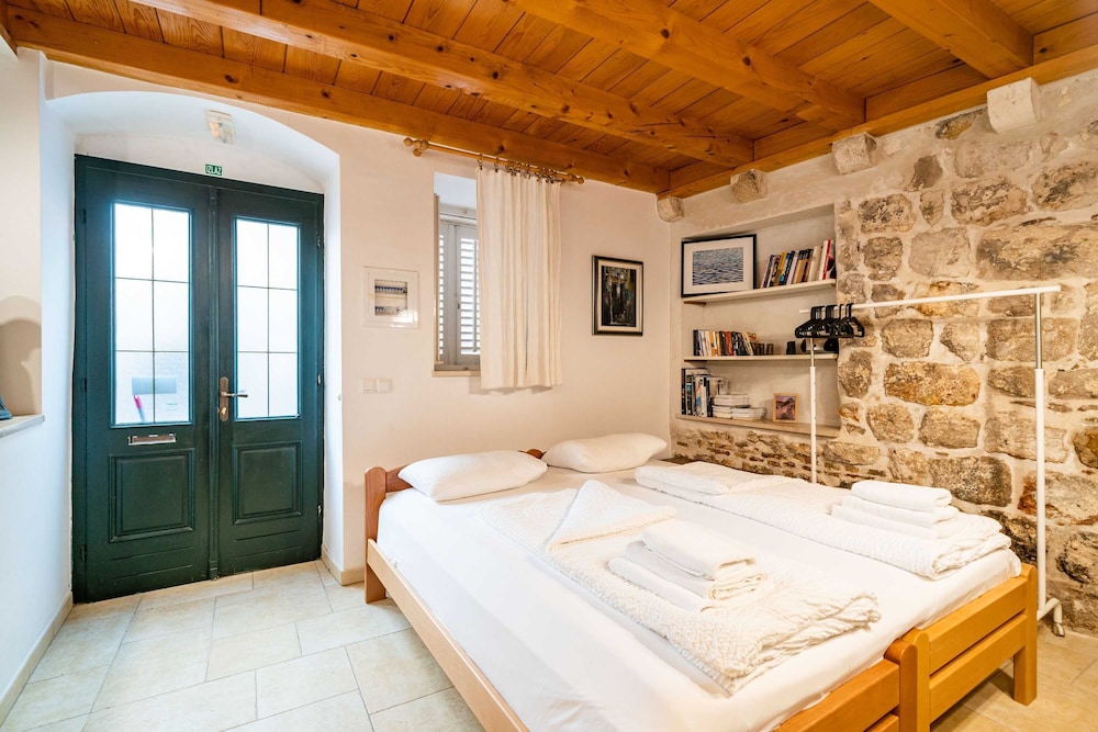 Studio (Studio Apartment)