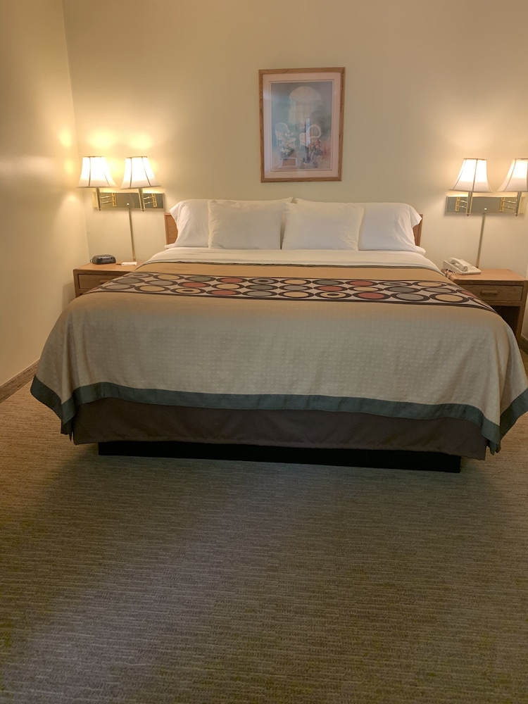 Standard Suite, 1 King Bed (Efficiency one King bed) photo 3