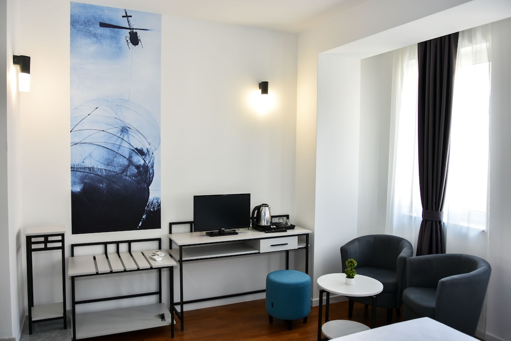 Classic Double or Twin Room - Photo 12