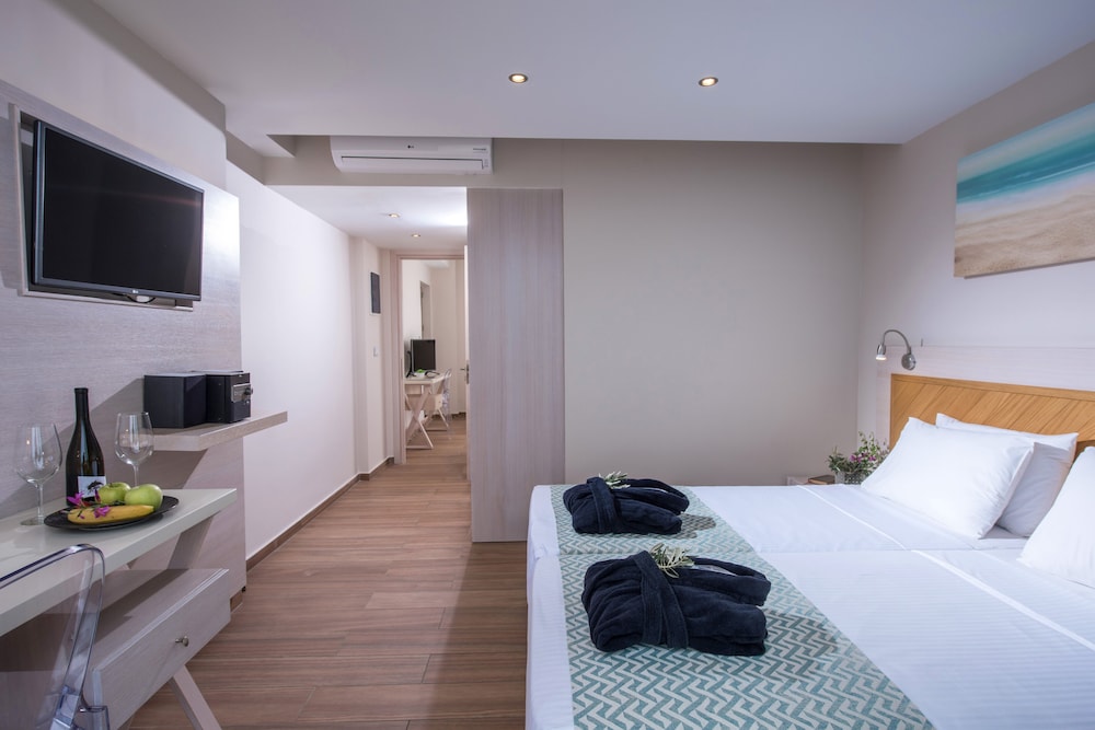 Split Level Superior Connecting Suite - Photo 3