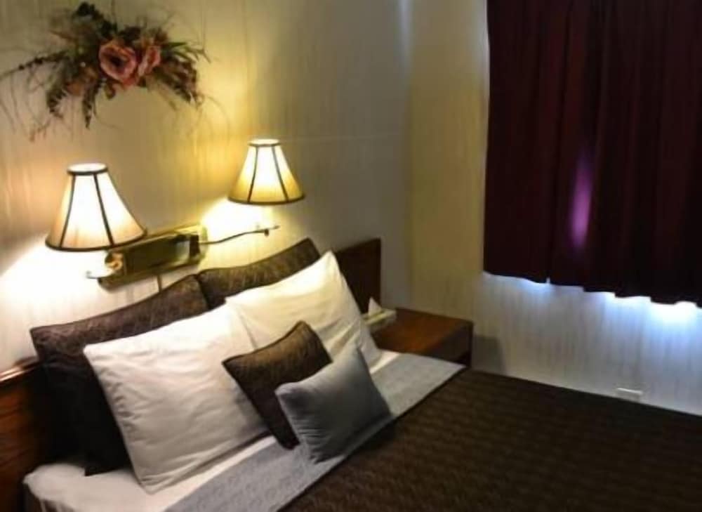 Basic Single Room, 1 Queen Bed photo 3