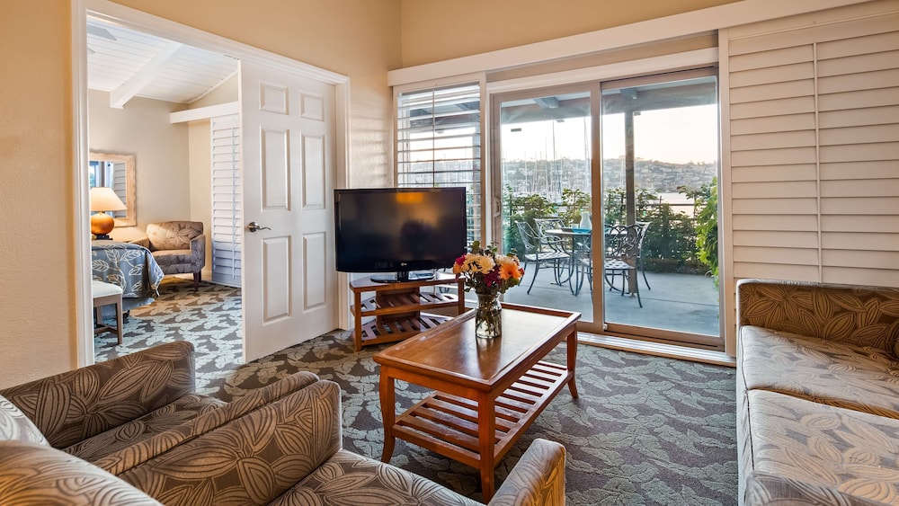 Suite, 1 King Bed, Accessible, Kitchen (with Sofabed, Full Kitchen)