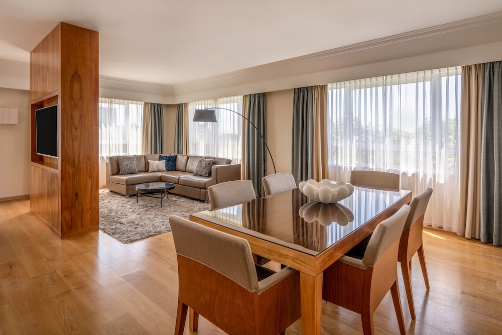 Suite, 1 Bedroom - Photo 2