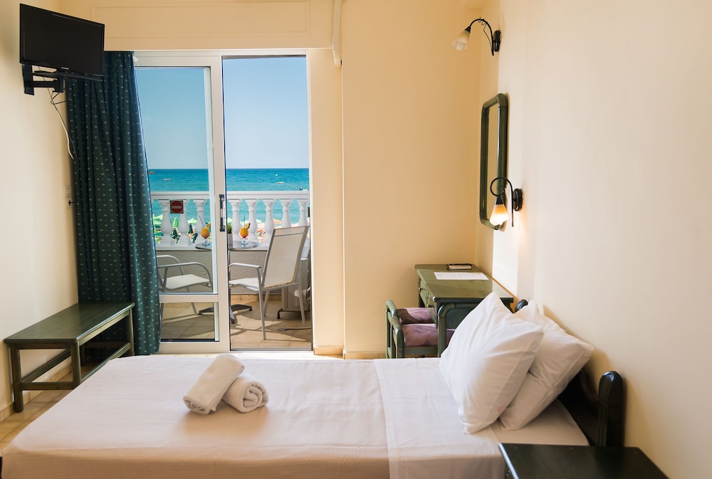 Standard Double or Twin Room, Sea View, Beachfront photo 1