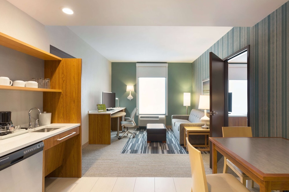 Suite, 1 Queen Bed, Accessible, Bathtub (Mobility & Hearing)