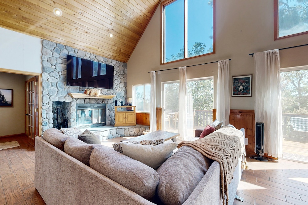 House, Multiple Beds, Pool Access, Mountain View (VC570)