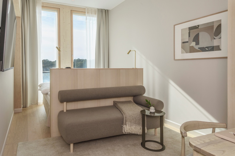Room, 1 King Bed, Sea View (Solo Supreme) - Photo 4