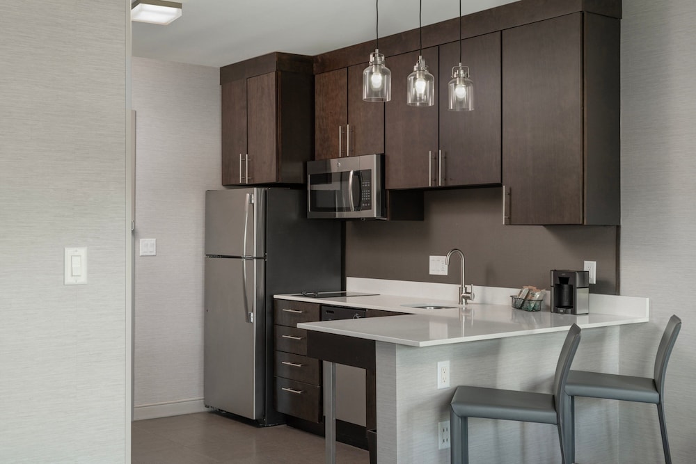 Suite, 1 Bedroom (Mobility/Hearing Access, Roll-in Shwr) photo 3