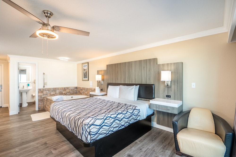 Deluxe Room, 1 King Bed, Jetted Tub, Oceanfront photo 2