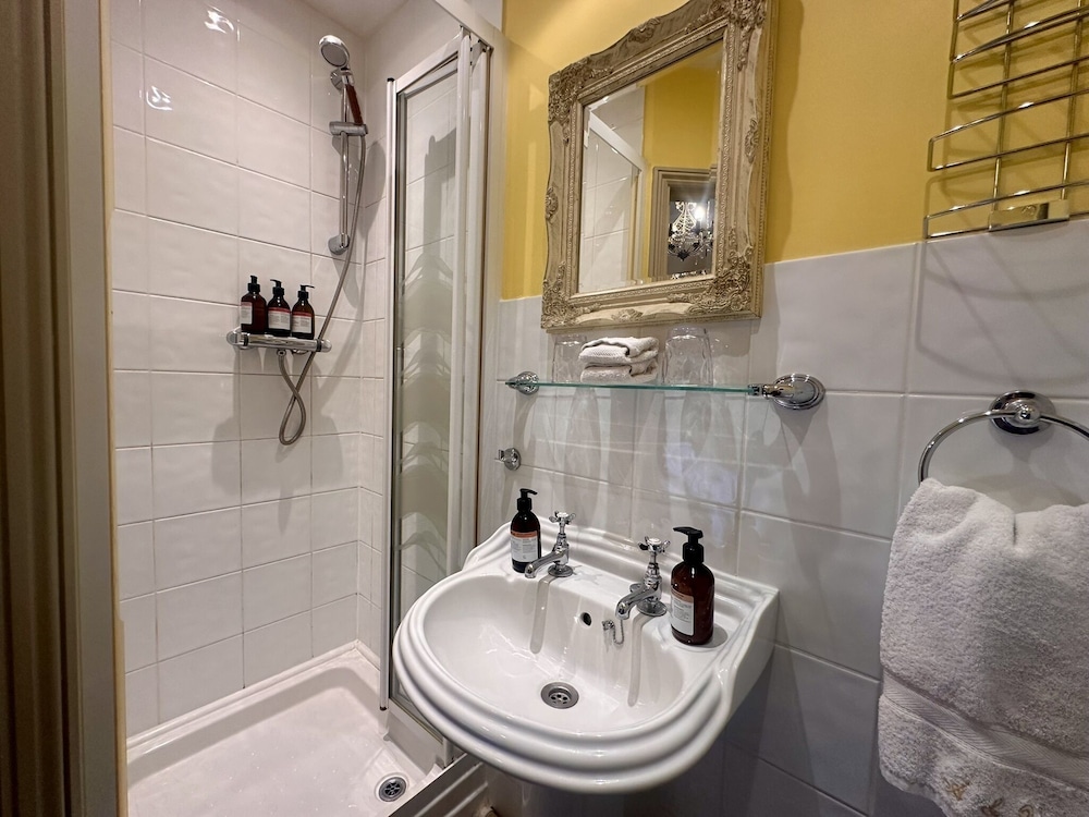 Superior Double Room, Ensuite (Beatrice Room) - Photo 5