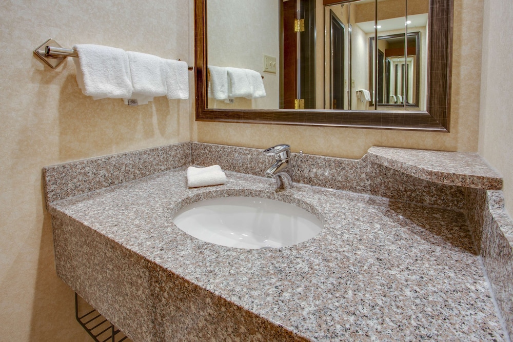Deluxe Room, 2 Queen Beds, Refrigerator & Microwave - Photo 6