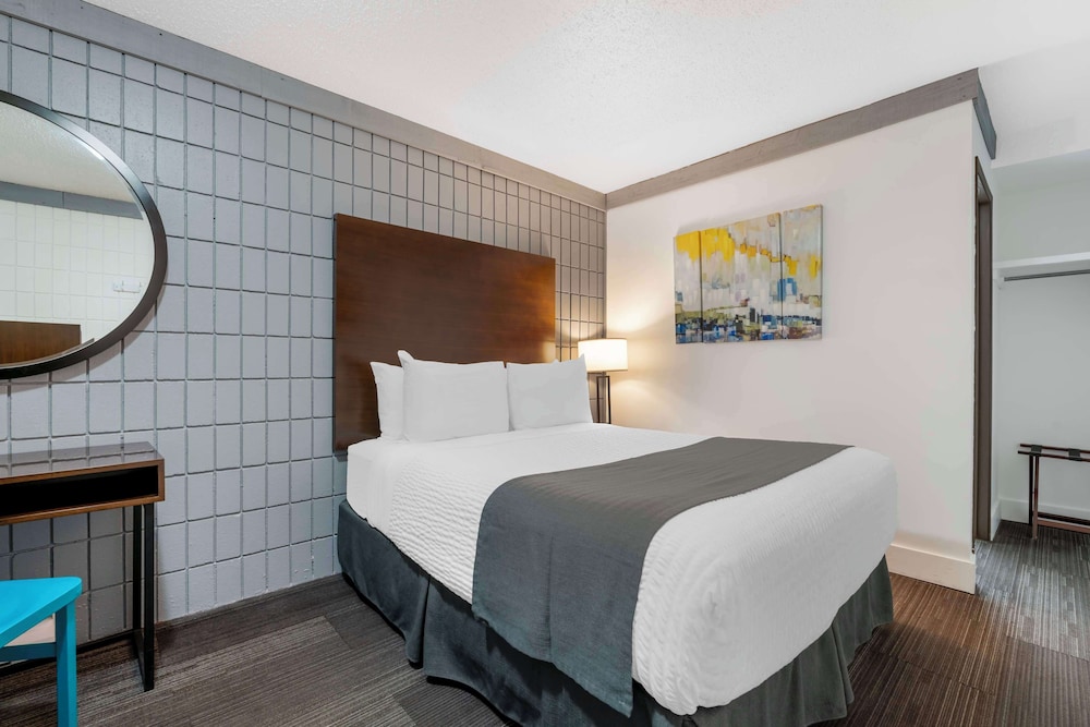 Standard Room, 1 Queen Bed, Refrigerator & Microwave, Courtyard View