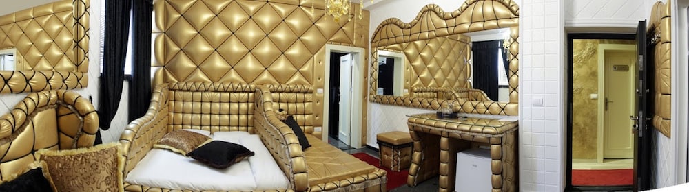 Executive King Suite (Private Pool, Sauna, Jetted Tub) photo 2
