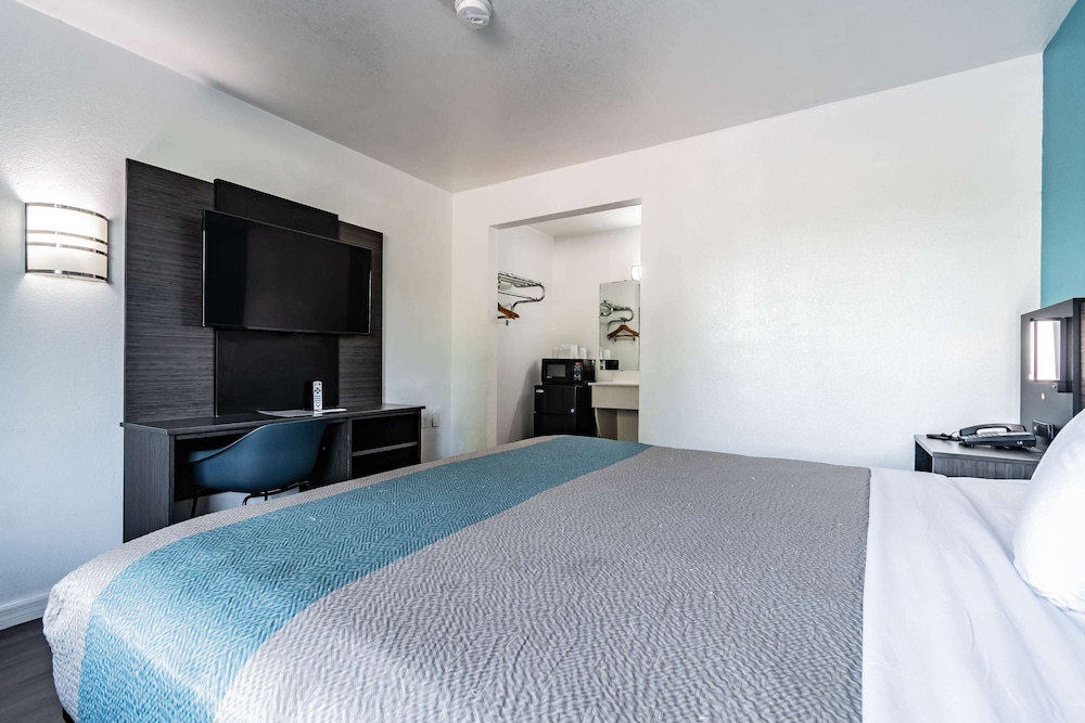 Standard Room, 1 King Bed, Non Smoking - Photo 3