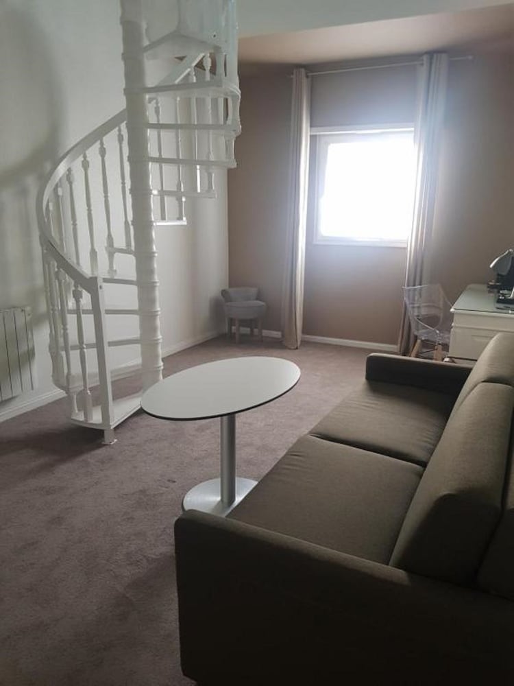 Suite, Multiple Beds, Non Smoking - Photo 4
