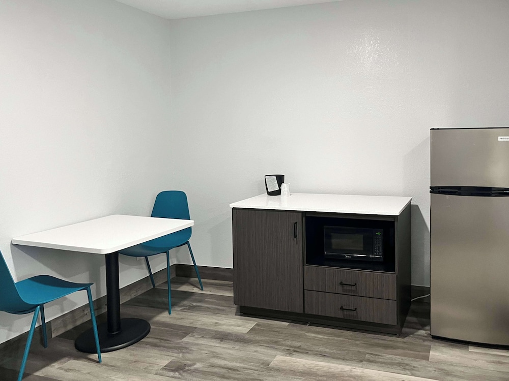 Standard Suite, 2 Queen Beds, Non Smoking, Refrigerator & Microwave - Photo 6