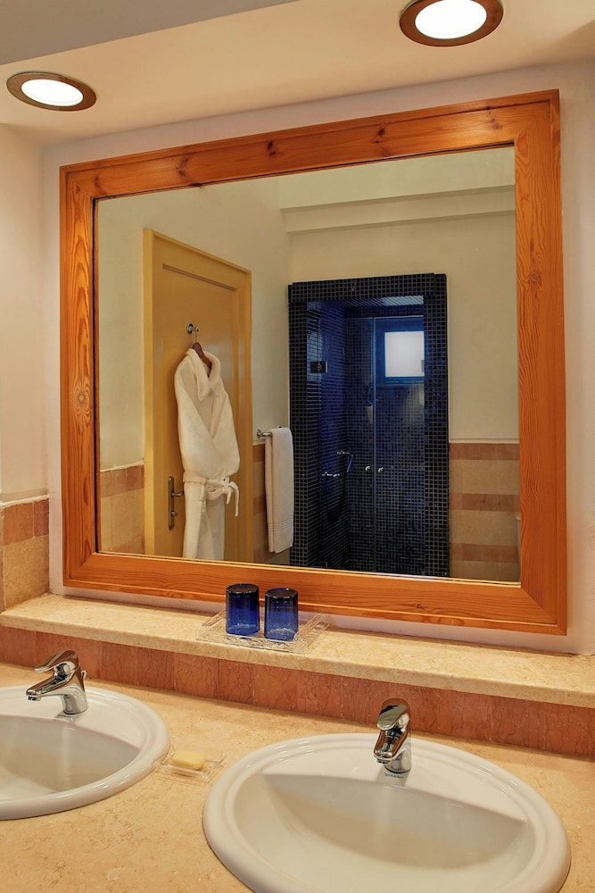 Classic Room, 1 King Bed, Balcony, Lagoon View photo 3