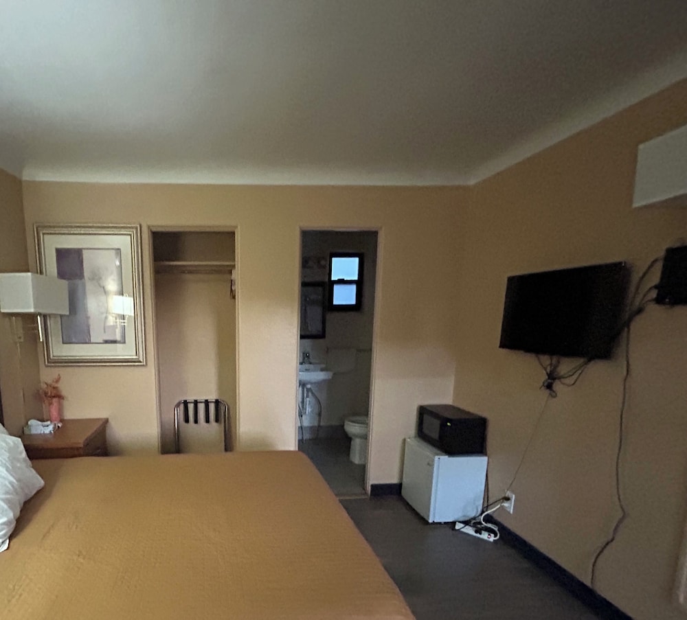 Deluxe Room, 2 Queen Beds, Non Smoking, Refrigerator & Microwave - Photo 3
