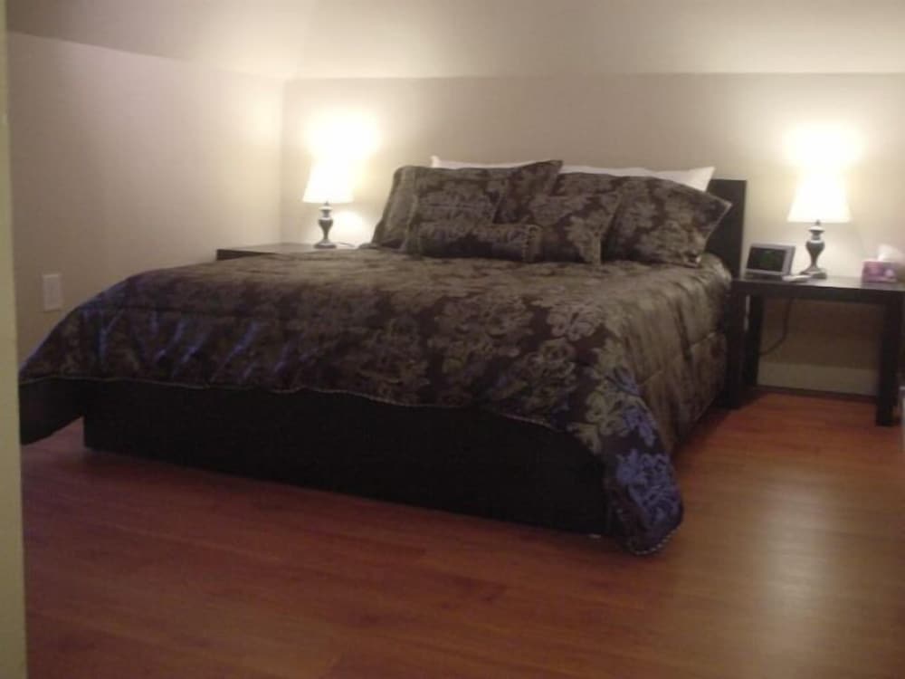 Suite, 3 Bedrooms, 2 Bathrooms
