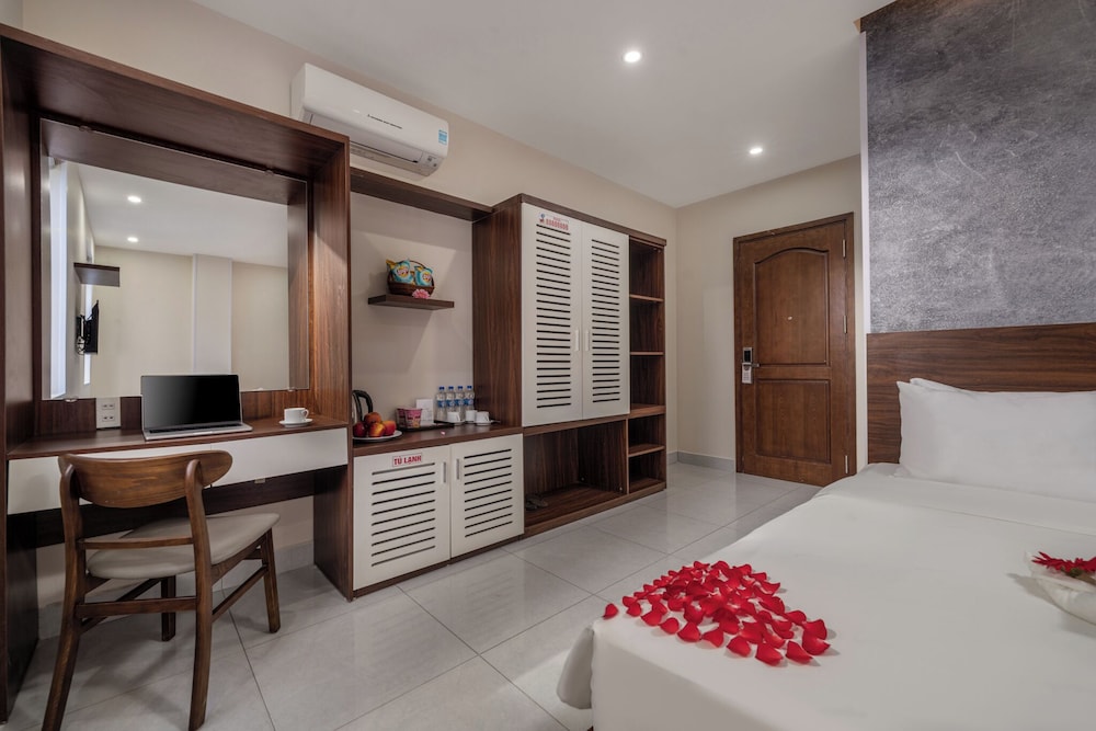 Deluxe Quadruple Room, City View