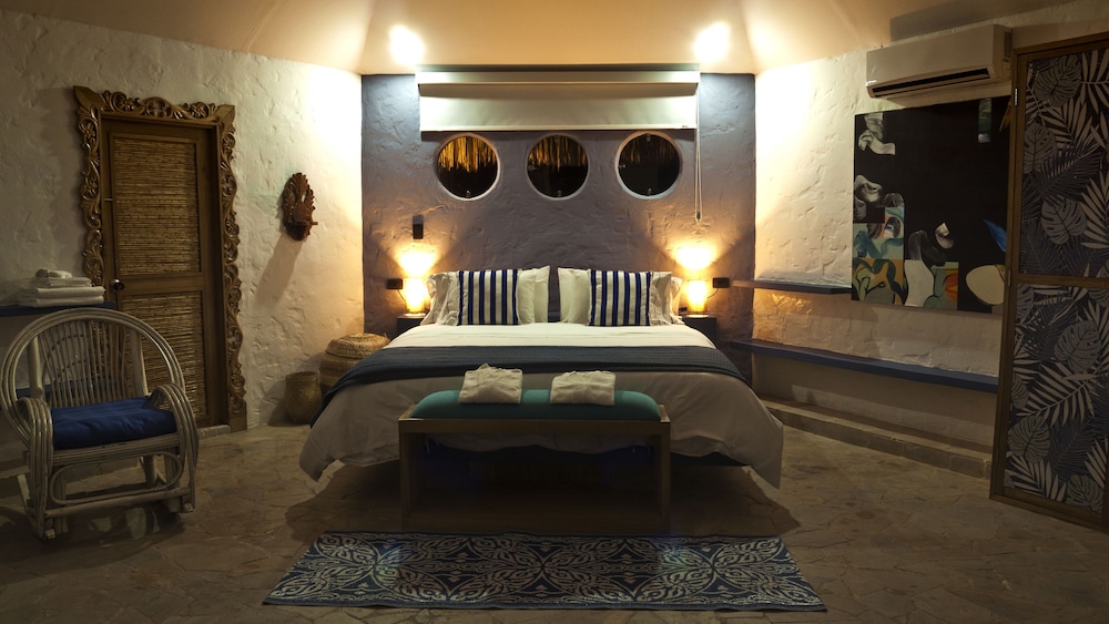 Romantic Bungalow, 1 King Bed, Terrace photo 1