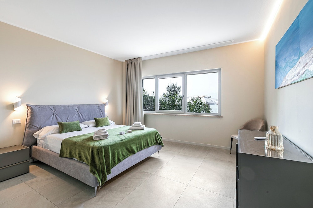 Family House, Multiple Bedrooms, 2 Bathrooms, Lakeside (Boutique apartment Giove with Pool)