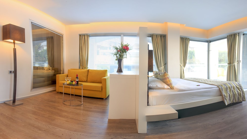 Superior Room, Jetted Tub