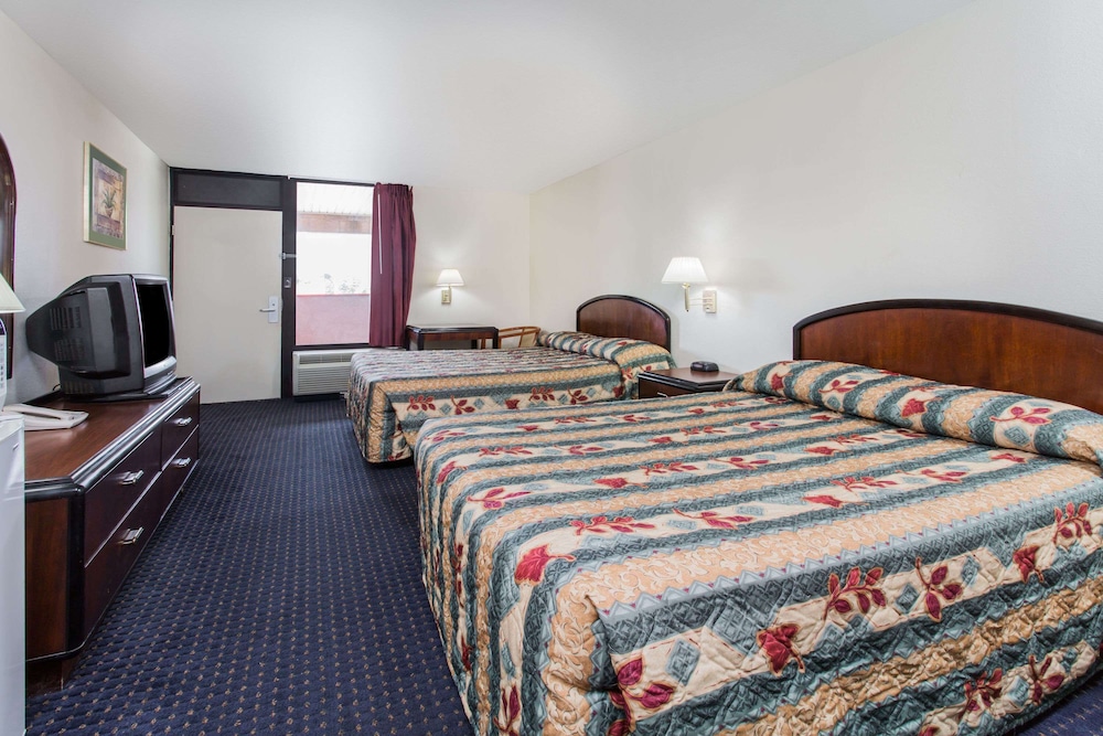 Suite, 1 King Bed, Kitchenette - Photo 4