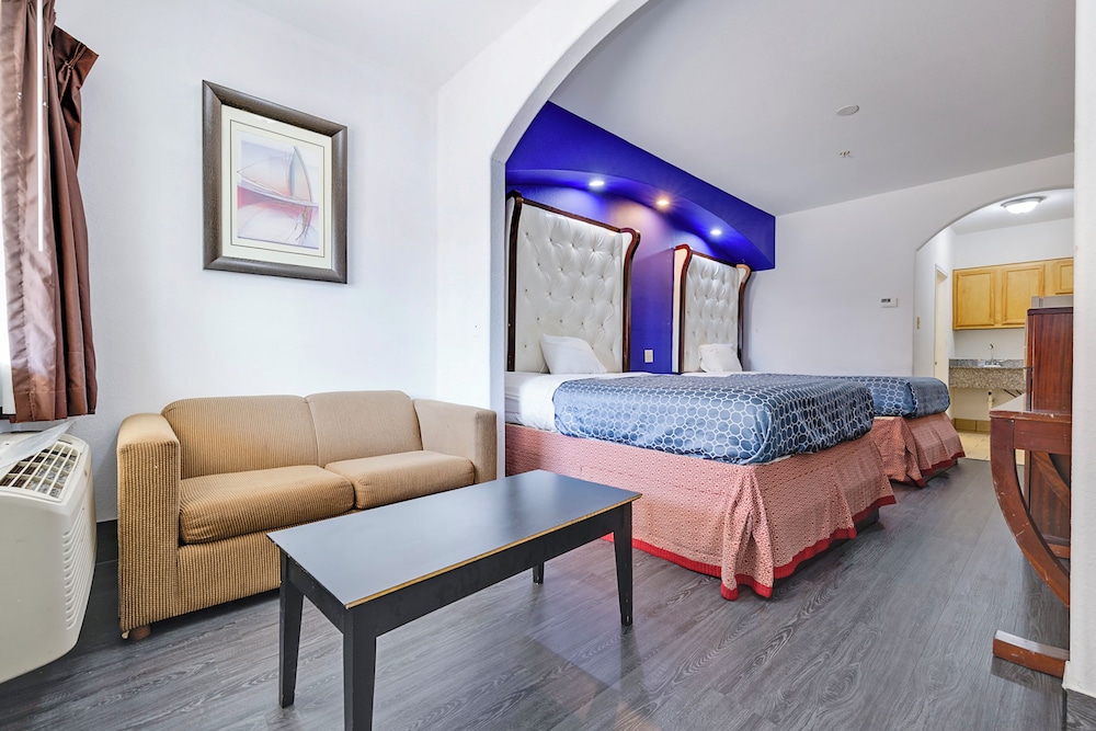 2 Queen Beds with Kitchenette Non-Smoking - Photo 4