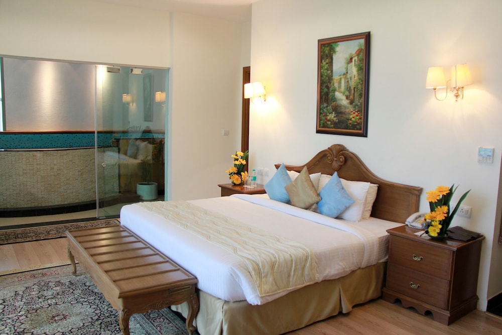 Deluxe Room, 1 Queen Bed, Pool View (Pool Suite) photo 3