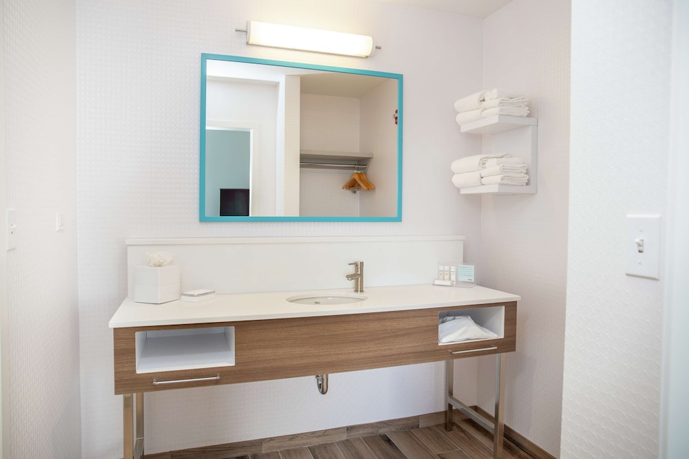 Suite, 1 King Bed, Accessible - Photo 3