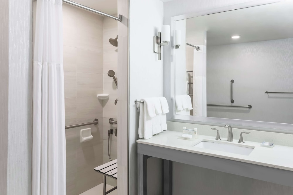 Suite, 2 Queen Beds, Accessible, Non Smoking (Roll In Shower) photo 3