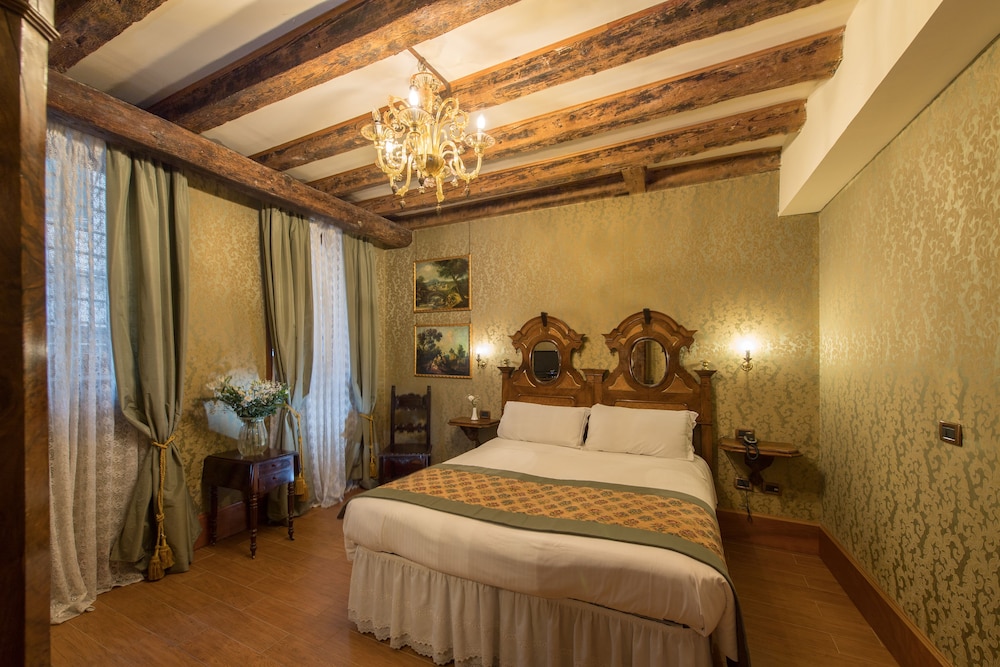 Economy Room thumbnail 6