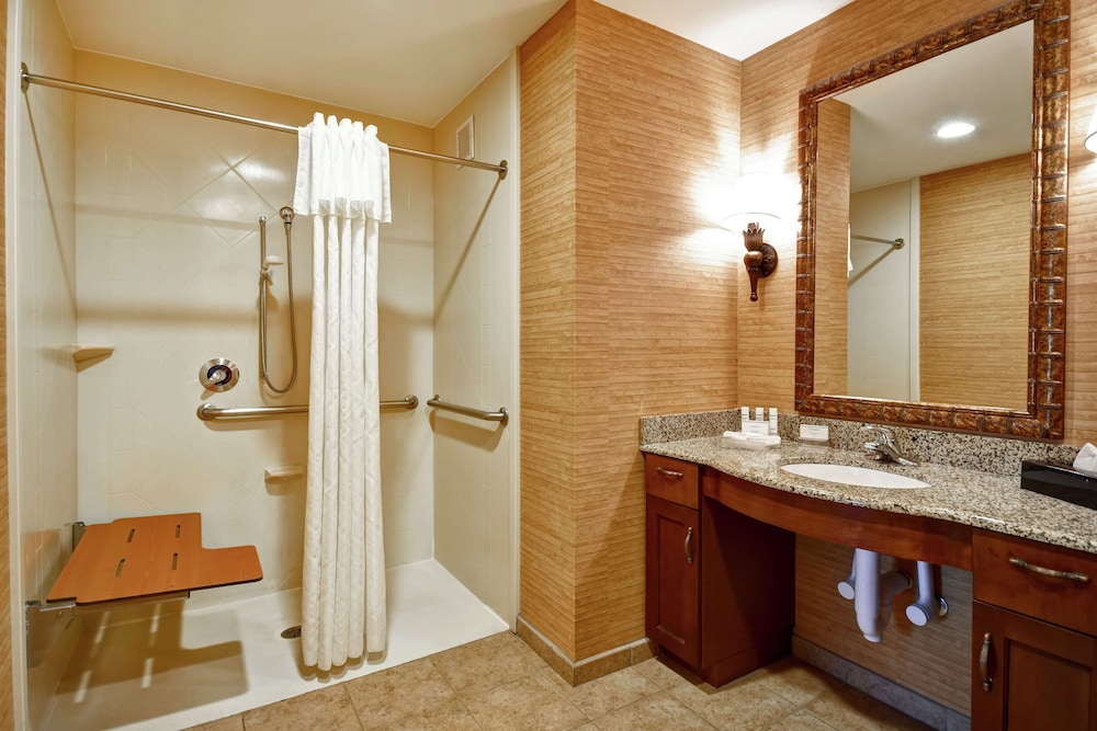 Suite, 2 Queen Beds, Accessible (Mobility & Hearing, Roll-in Shower) - Photo 2