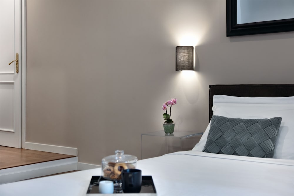 Basic Room, 1 King Bed, Non Smoking, City View photo 2