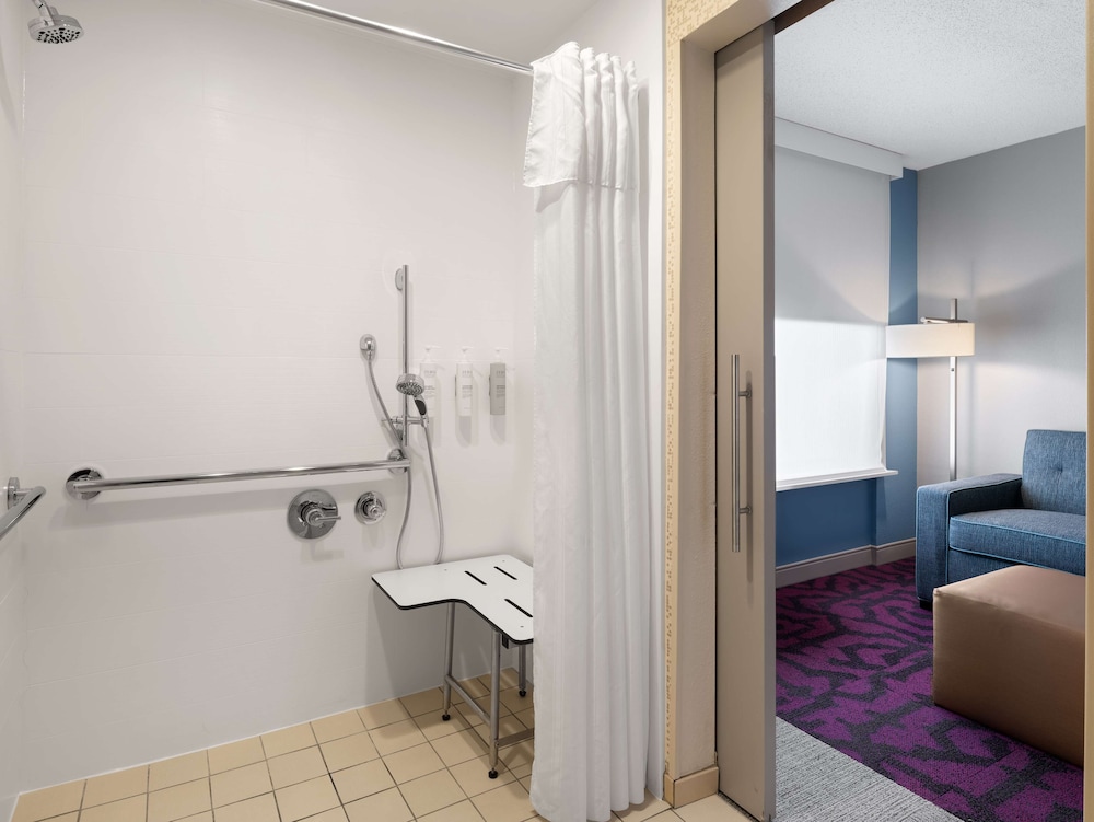 Studio Suite, 1 King Bed, Accessible (Roll-In Shower) - Photo 9