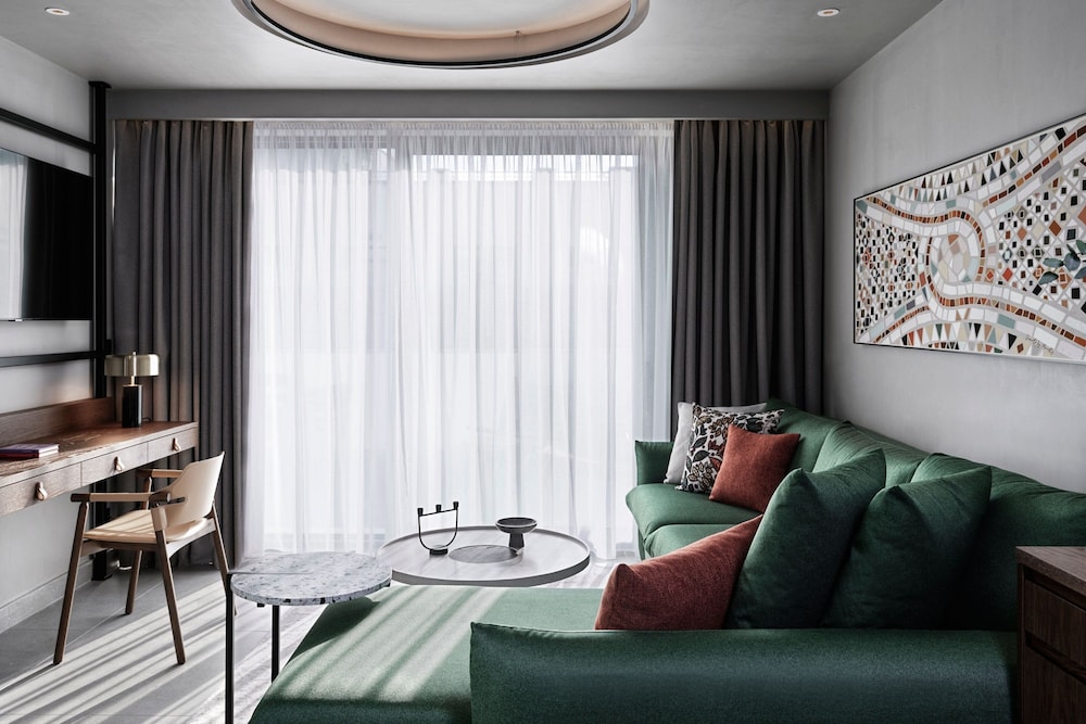 Executive Suite, 1 Bedroom, Balcony - Photo 6