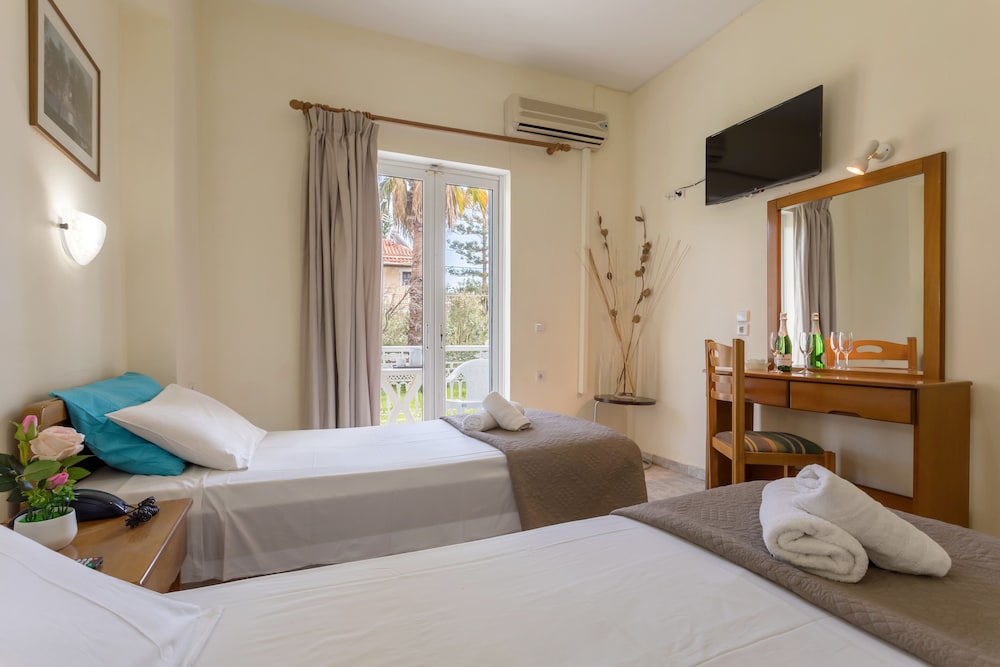 Basic Double or Twin Room, Balcony, Garden View