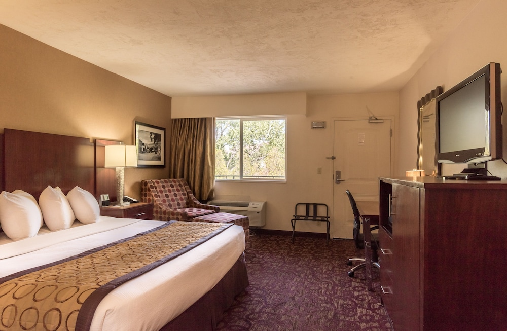 Deluxe Room, 1 King Bed, Balcony - Photo 2