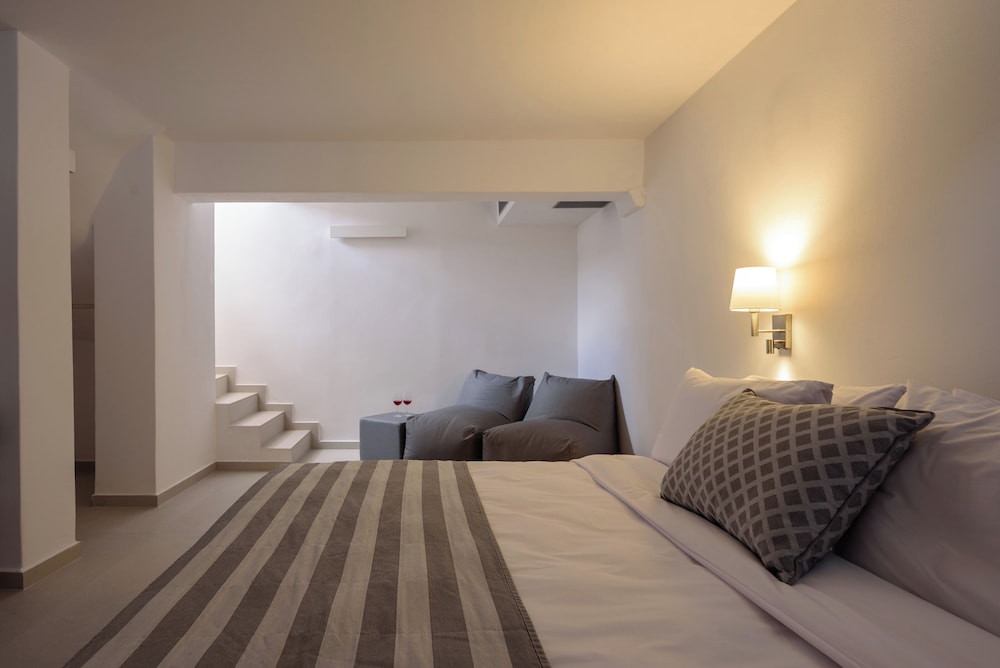 Superior Suite with Caldera View - Photo 1