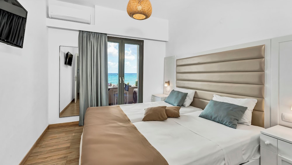 Junior Suite Bedroom & Living Room Sea View photo 2
