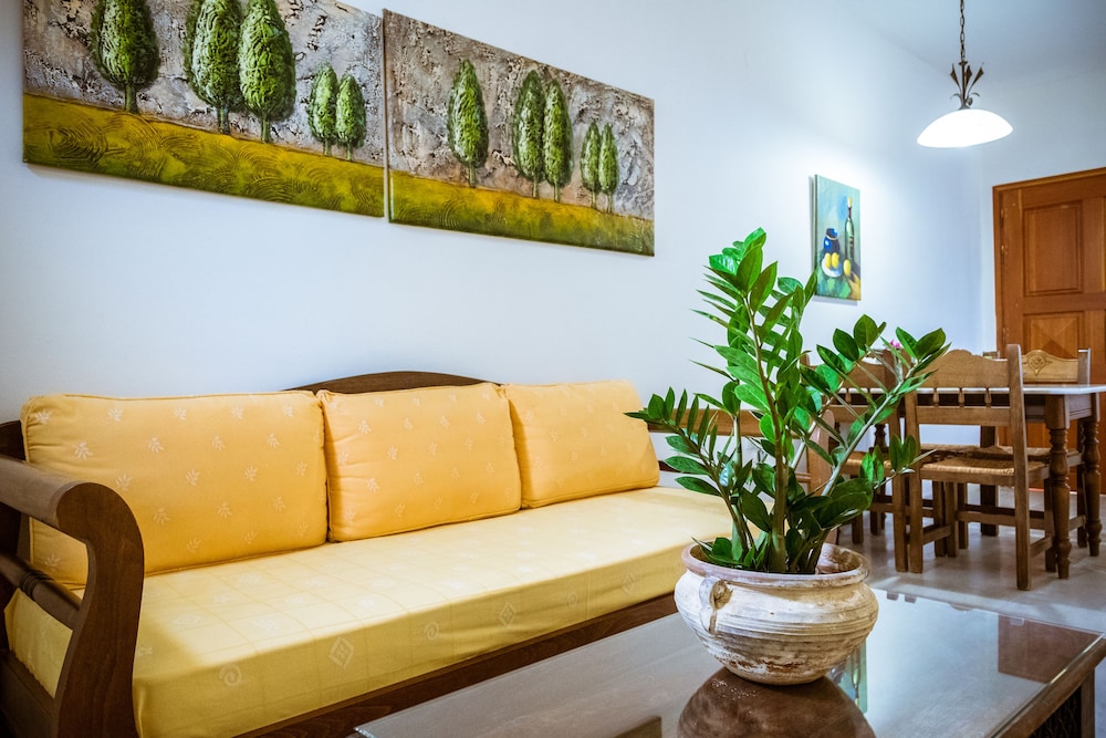 Superior One Bedroom - Photo 8