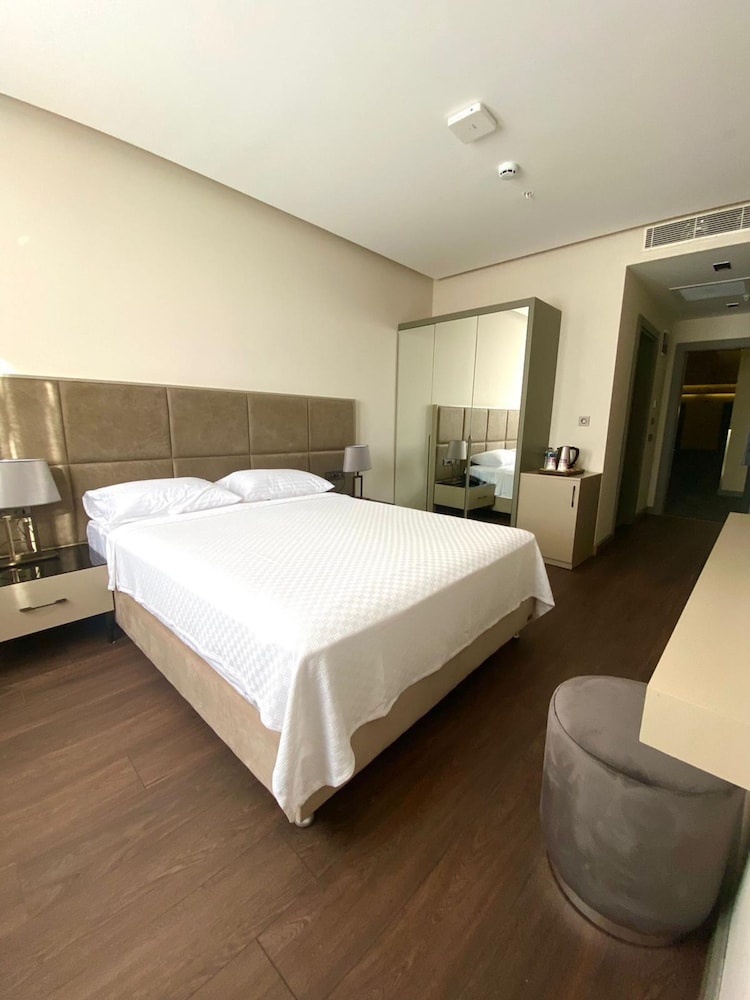 Economy Room thumbnail 5
