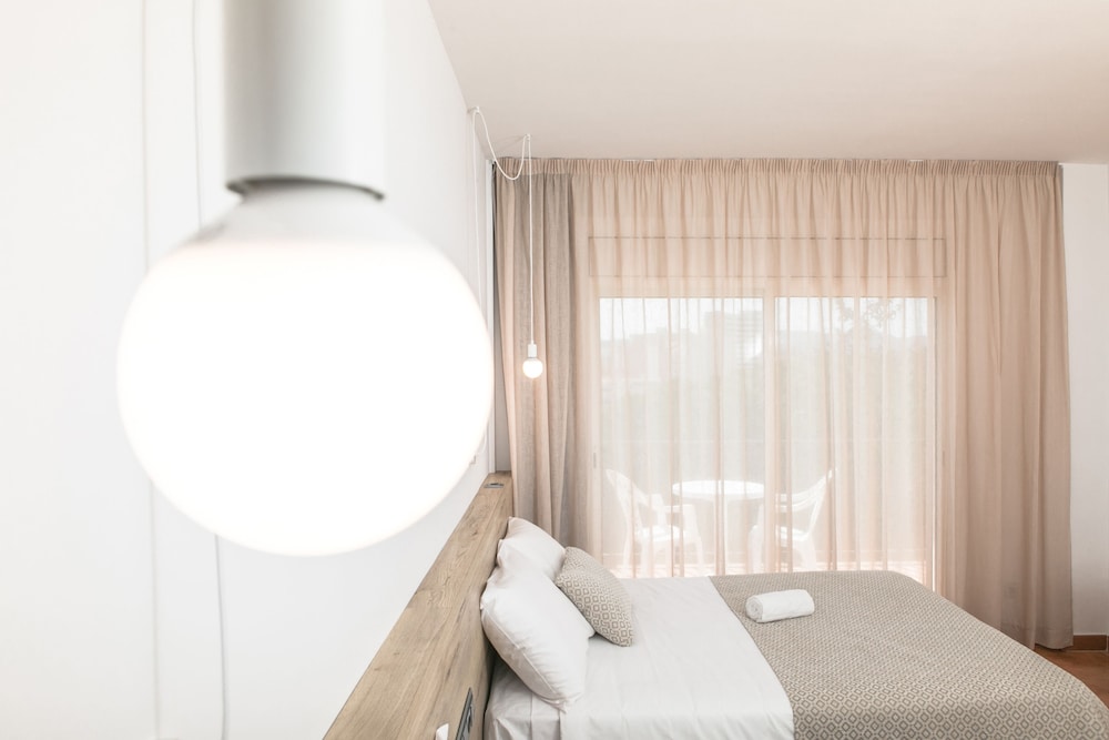 Economy Room (1 adult + 1 child)