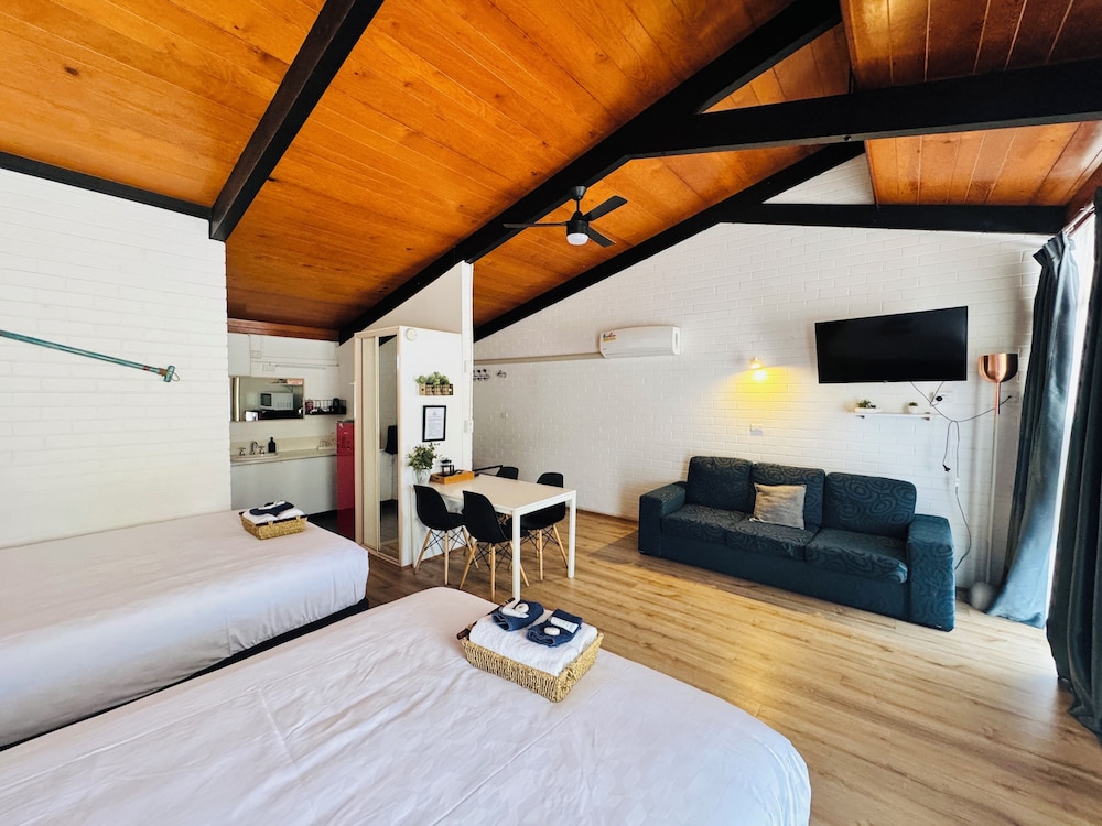 Family Quadruple Room, Multiple Beds, Courtyard View photo 3