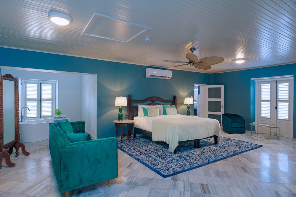 Superior Junior Suite with Bathtub