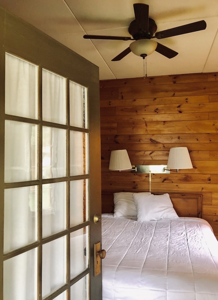 Three Bedroom Cottage #2, 5 beds photo 2