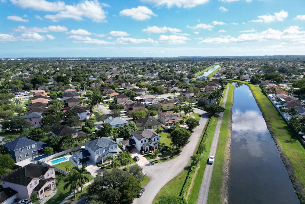 Miami Getaway Heated Pool House & Pool Table Villa, Foto 38