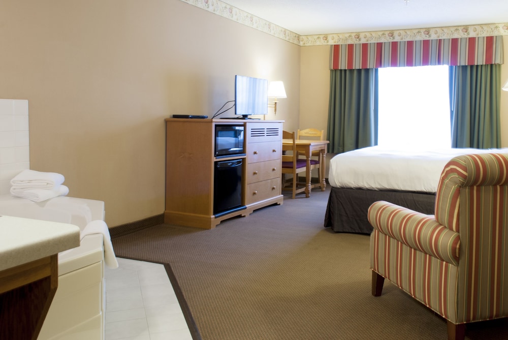 Suite, 1 King Bed, Non Smoking, Jetted Tub - Photo 3