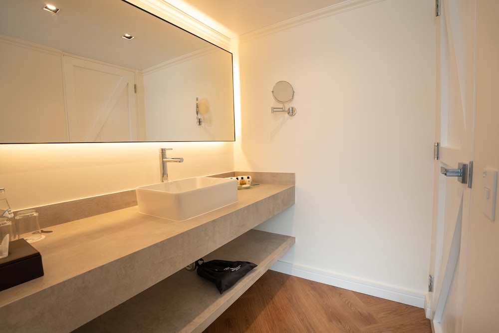 Exclusive Room, 1 King Bed - Photo 5